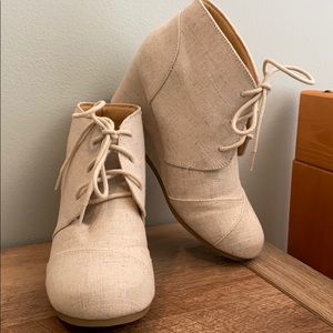 SODA girl’s size 3M canvas booties with ties EUC